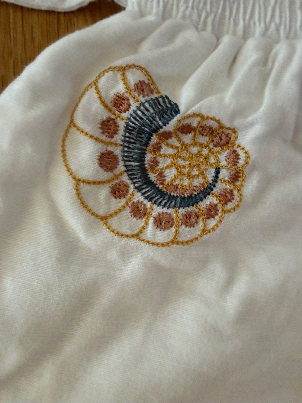vestique White Shell-Embroidery Two-Piece Set - Picture 2 of 6